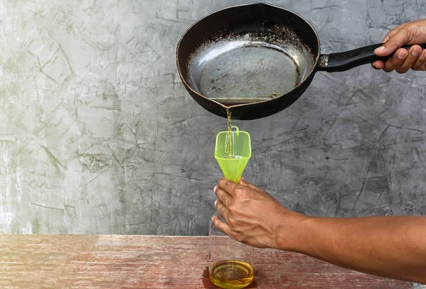 Imagem ilustrativa de óleo de cozinha usado reciclagem